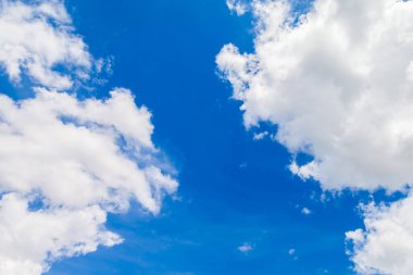 Arkaplan için mavi gökyüzü olan bulutlar