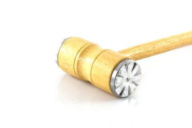 Ahşap Çekiçler beyaz arka planda et bifteği yapmak için kullanılıyor