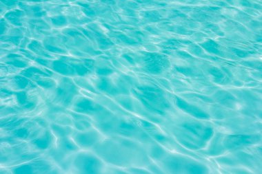 Güneşli arka planda yüzme havuzu