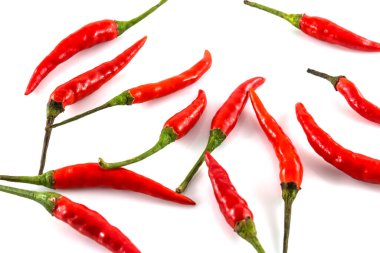 Beyaz arka planda izole edilmiş taze kırmızı sulu biberler.