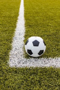 Futbol topu, futbol yapay çimenleri, beyaz çizgili, futbol stadyumu.