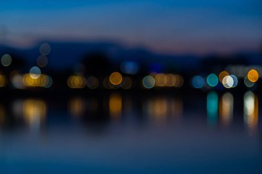 Arka plan için gece mavi ışıklar bokeh