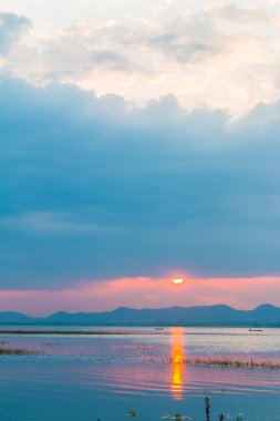 Nehrin üzerinde gün batımı ve çok uzaktaki dağ