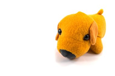 Kahverengi köpek oyuncağı beyaz arka planda izole