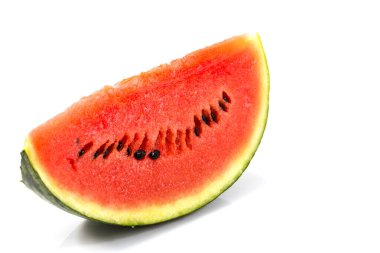 Beyaz arkaplanda dilimlenmiş karpuzun yan görünümü