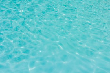 Arka plan için suya yansıyan güneş ışığı