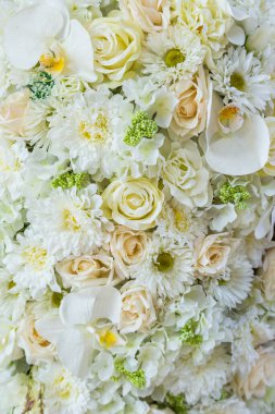 Beyaz gül çalılı buket, arka plan olarak