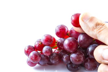 Beyaz arka planda taze üzüm, meyve