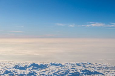 Gökyüzü bulutlu, gökyüzü karartma için uçaktan havadan görünüyor.