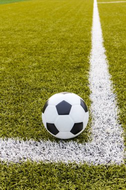 Futbol topu, futbol yapay çimenleri, beyaz çizgili, futbol stadyumu.