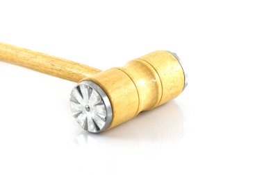 Ahşap Çekiçler beyaz arka planda et bifteği yapmak için kullanılıyor