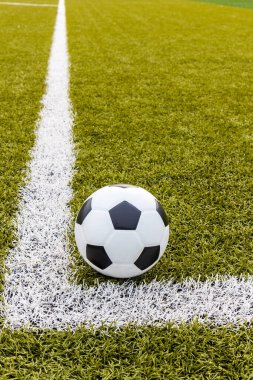 Futbol topu, futbol yapay çimenleri, beyaz çizgili, futbol stadyumu.