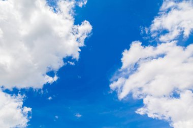 Arkaplan için mavi gökyüzü olan bulutlar