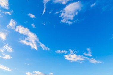 Mavi gökyüzü arka planında beyaz bulutlar