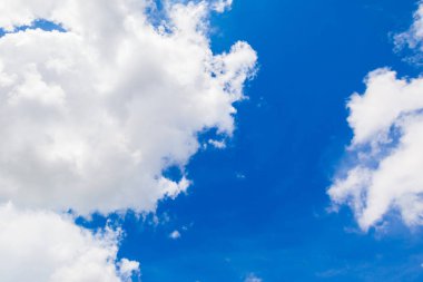 Arkaplan için mavi gökyüzü olan bulutlar