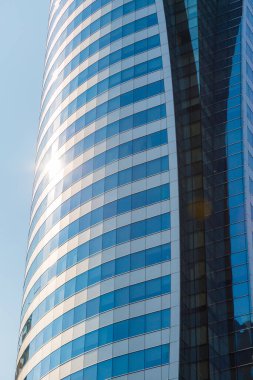 Kentte yansımalı modern cam bina