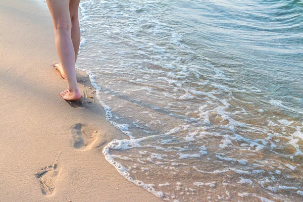 Menina Solitária Andando Areia Com Pegadas Com Onda — Fotografia de Stock