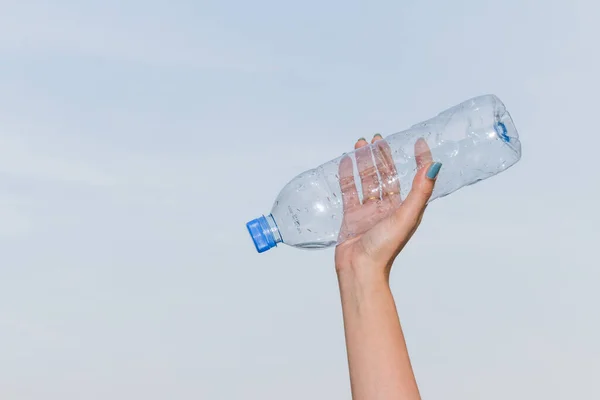 Hand Halten Flasche Trinkwasser Auf Blauem Himmel Hintergrund — Stockfoto