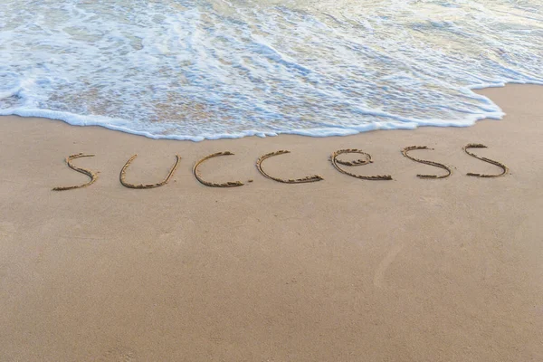 黒の砂の中で成功の手書きのメッセージ — ストック写真