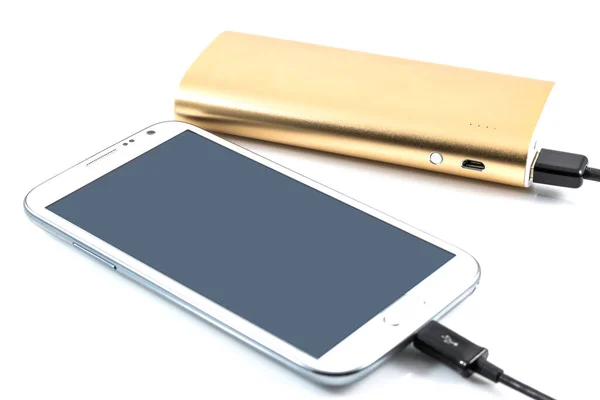 Gold Power Bank Opladen Witte Smartphone Witte Achtergrond — Stockfoto