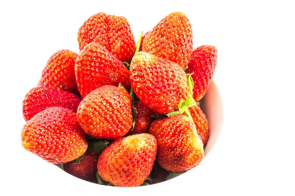 白色背景的白色碗里的新鲜草莓 — 图库照片