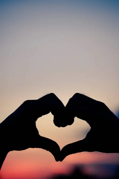 Liebeszeichen Herz Symbol Von Hand Silhouette Sonnenuntergang Himmel Hintergrund Vintage — Stockfoto