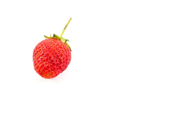 Kleine Erdbeere Auf Weißem Hintergrund — Stockfoto
