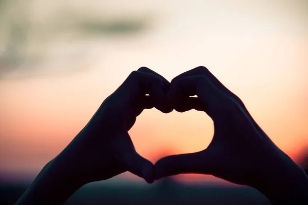 Liefde Teken Hart Symbool Met Hand Silhouet Zonsondergang Hemel Vintage — Stockfoto