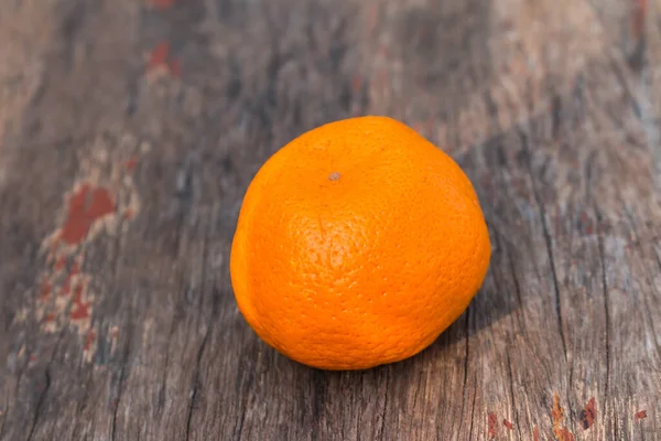 Naranja Sobre Fondo Madera —  Fotos de Stock