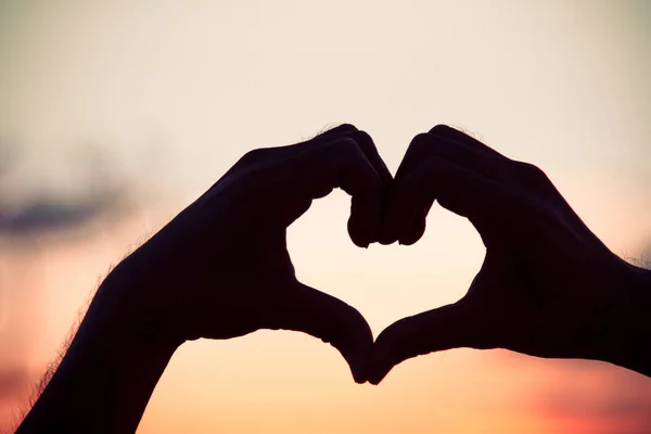 Ερωτικό Σημάδι Καρδιά Σύμβολο Χέρι Σιλουέτα Στο Ηλιοβασίλεμα Ουρανό Φόντο — Φωτογραφία Αρχείου