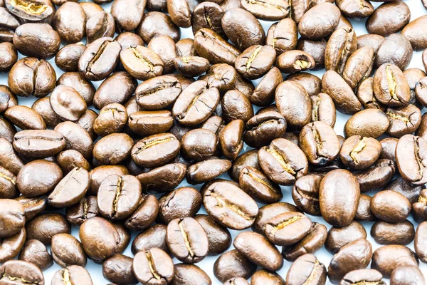 Grãos Café Castanhos Isolados Sobre Fundo Branco — Fotografia de Stock