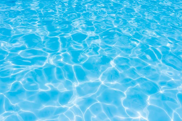 Açık mavi yüzme havuzu dalgalı su dokusu yansıması
