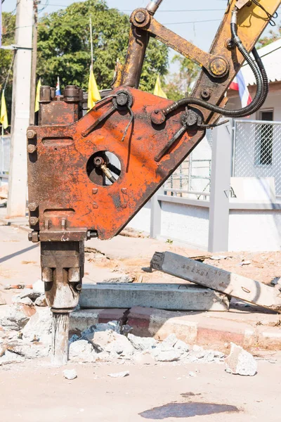 Máquina Martelo Pneumático Broca Quebrando Concreto Asfáltico Estrada Dia Quente — Fotografia de Stock