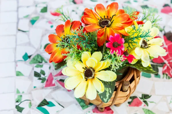 Umělé Barevné Květiny Dřevěné Vázy Bílém Pozadí — Stock fotografie