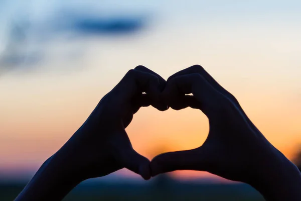 Liefde Teken Hart Symbool Met Hand Silhouet Zonsondergang Hemel Vintage — Stockfoto