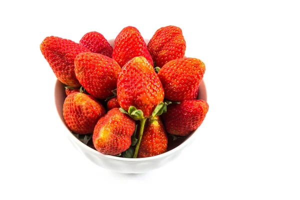 Frische Erdbeeren Der Weißen Schüssel Auf Weißem Hintergrund — Stockfoto