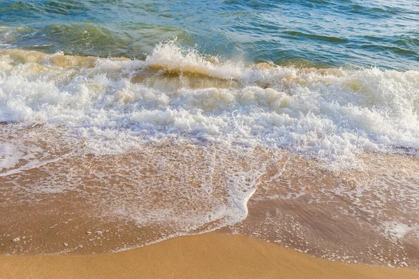 泰国沙滩上的海浪 — 图库照片