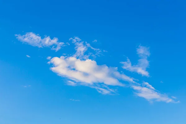 Λευκά Σύννεφα Μπλε Φόντο Του Ουρανού — Φωτογραφία Αρχείου