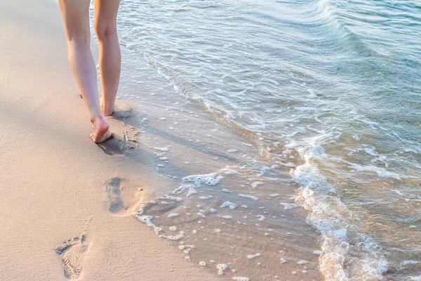 Одинокая Девушка Ходит Песку Отпечатками Ног Волной — стоковое фото