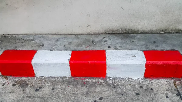 Punainen Valkoinen Merkki Jalkakäytävällä Taustalla — kuvapankkivalokuva