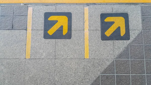 노란색으로 화살표 지하철 지역의 검은색으로칠 해졌다 — 스톡 사진