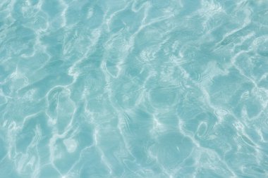 Parlak ışık ve mavi su dalgası dokusu yansımaları