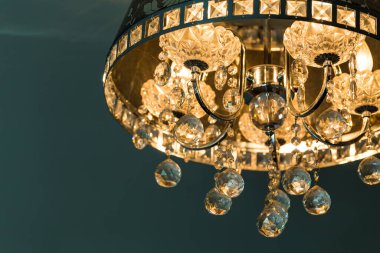 Yansıması olan güzel bir kristal avizeye yakın çekim