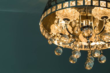 Yansıması olan güzel bir kristal avizeye yakın çekim