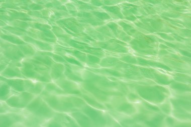 Güneşli arka planda yüzme havuzu