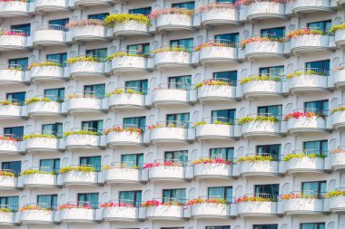 Çiçekli beyaz apartman balkonları, apartman dairesi.