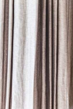 arkaplanda gri perdeler