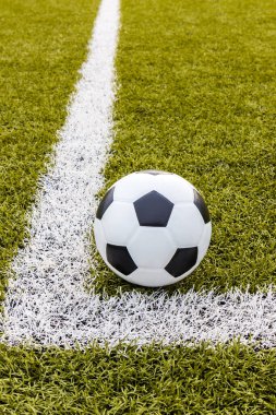 Futbol topu, futbol yapay çimenleri, beyaz çizgili, futbol stadyumu.
