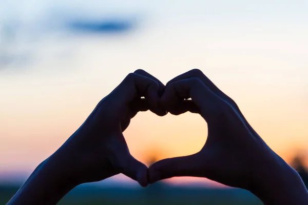 Liefde Teken Hart Symbool Met Hand Silhouet Zonsondergang Hemel Vintage — Stockfoto