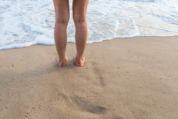 Wave Comes Stand Sand Wait Beach Top View — Stock Photo, Image